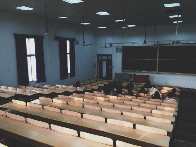 首先,武汉大学作为一所985高校,在申请中会有一定的背景优势;同时