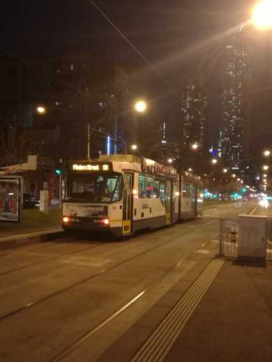 市区内公共交通基本靠tram或者metro,很多tram都是通宵的,而且CBD内的tram都是免费的